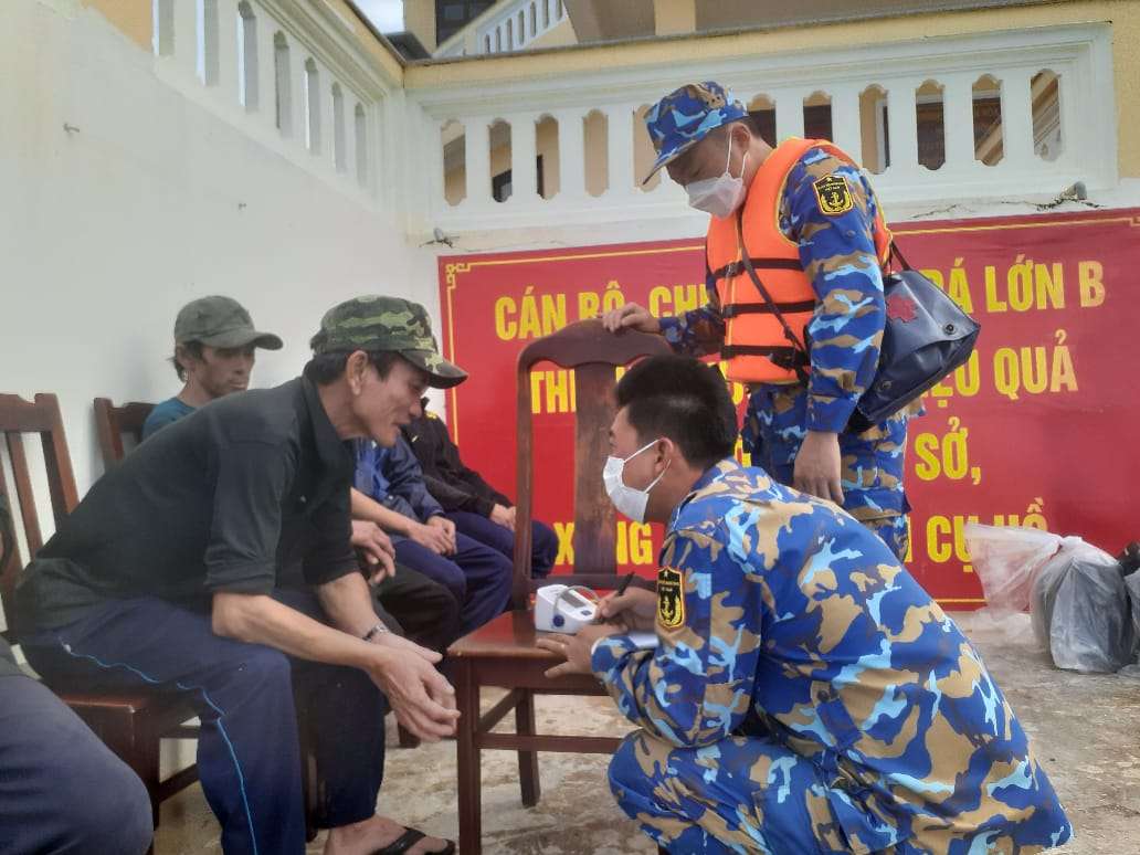 Đảo Đá Lớn B cứu giúp ngư dân tàu cá Phú Yên gặp nạn