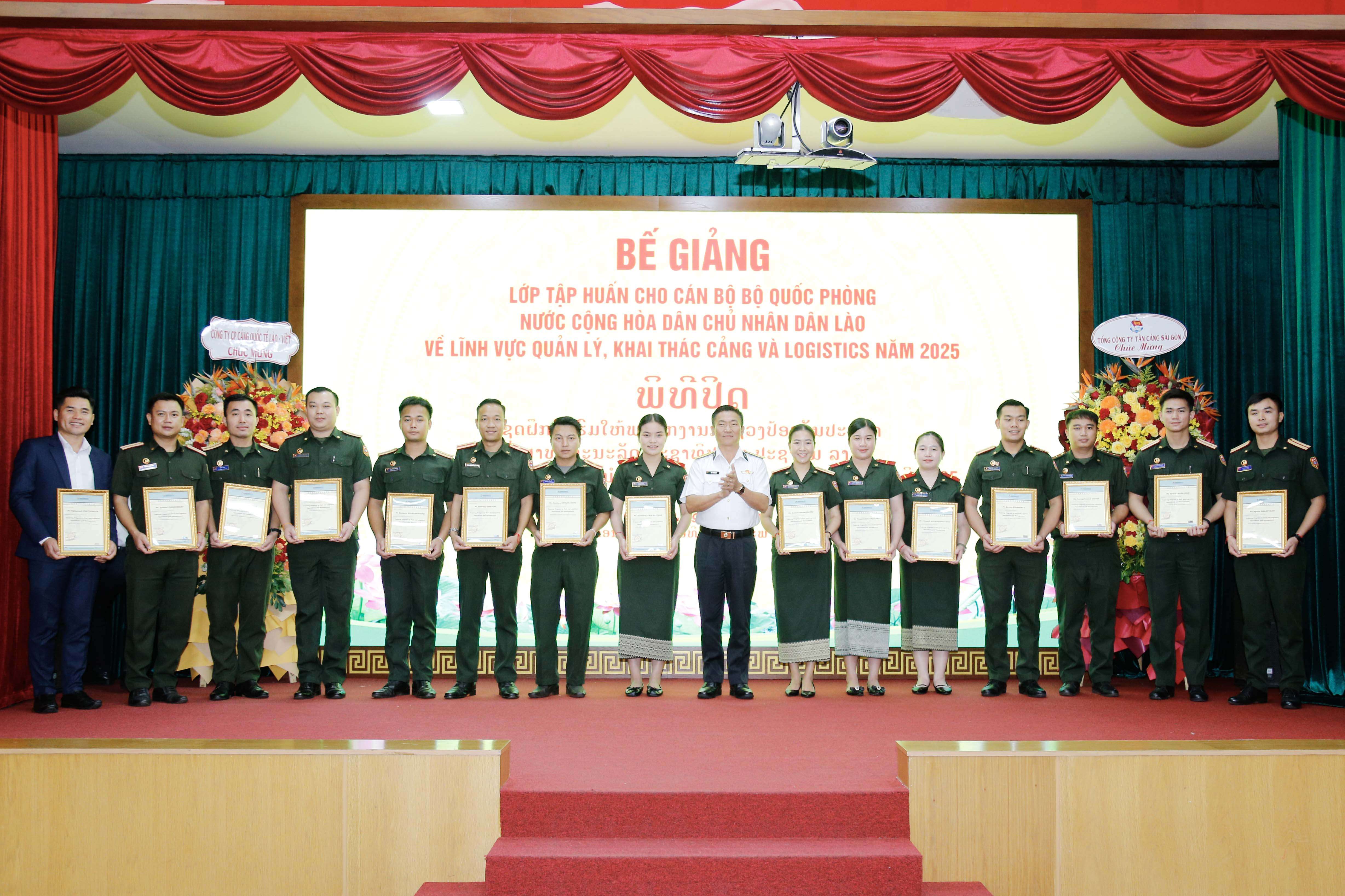 Bế giảng lớp tập huấn cho cán bộ Bộ Quốc phòng Lào về lĩnh vực quản lý, khai thác cảng biển và logistics