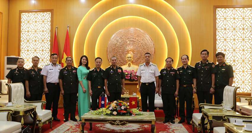 Đoàn Viện Kiểm sát quân sự và Tòa án quân sự Lào chào xã giao thủ trưởng Bộ Tư lệnh Hải quân
