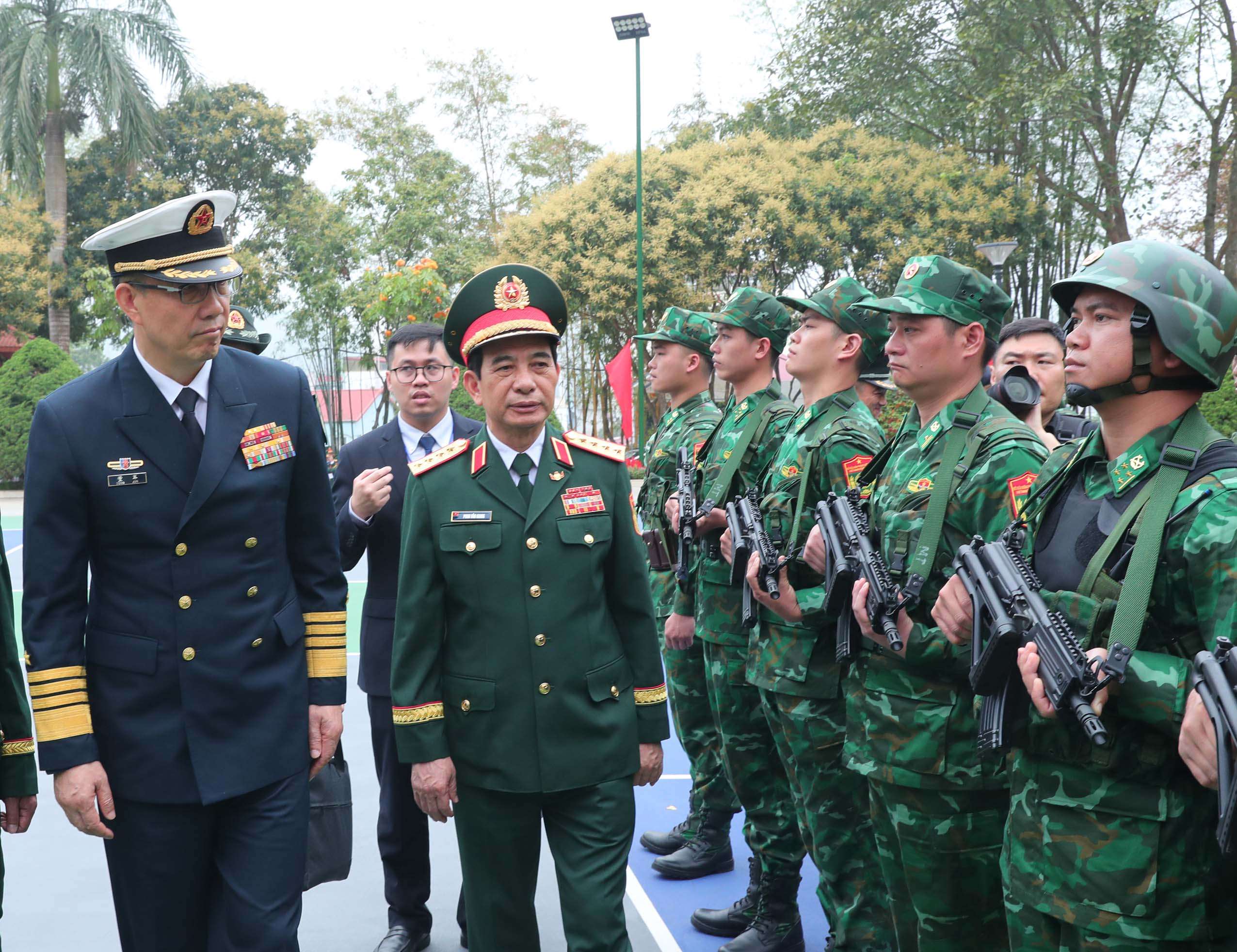 Bộ trưởng Bộ Quốc phòng Phan Văn Giang chủ trì Lễ đón Bộ trưởng Bộ Quốc phòng Trung Quốc Đổng Quân tại Việt Nam