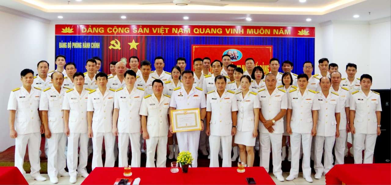 Đảng bộ Phòng Hành chính, Bộ Tham mưu Hải quân trao tặng Huy hiệu 30 năm tuổi Đảng