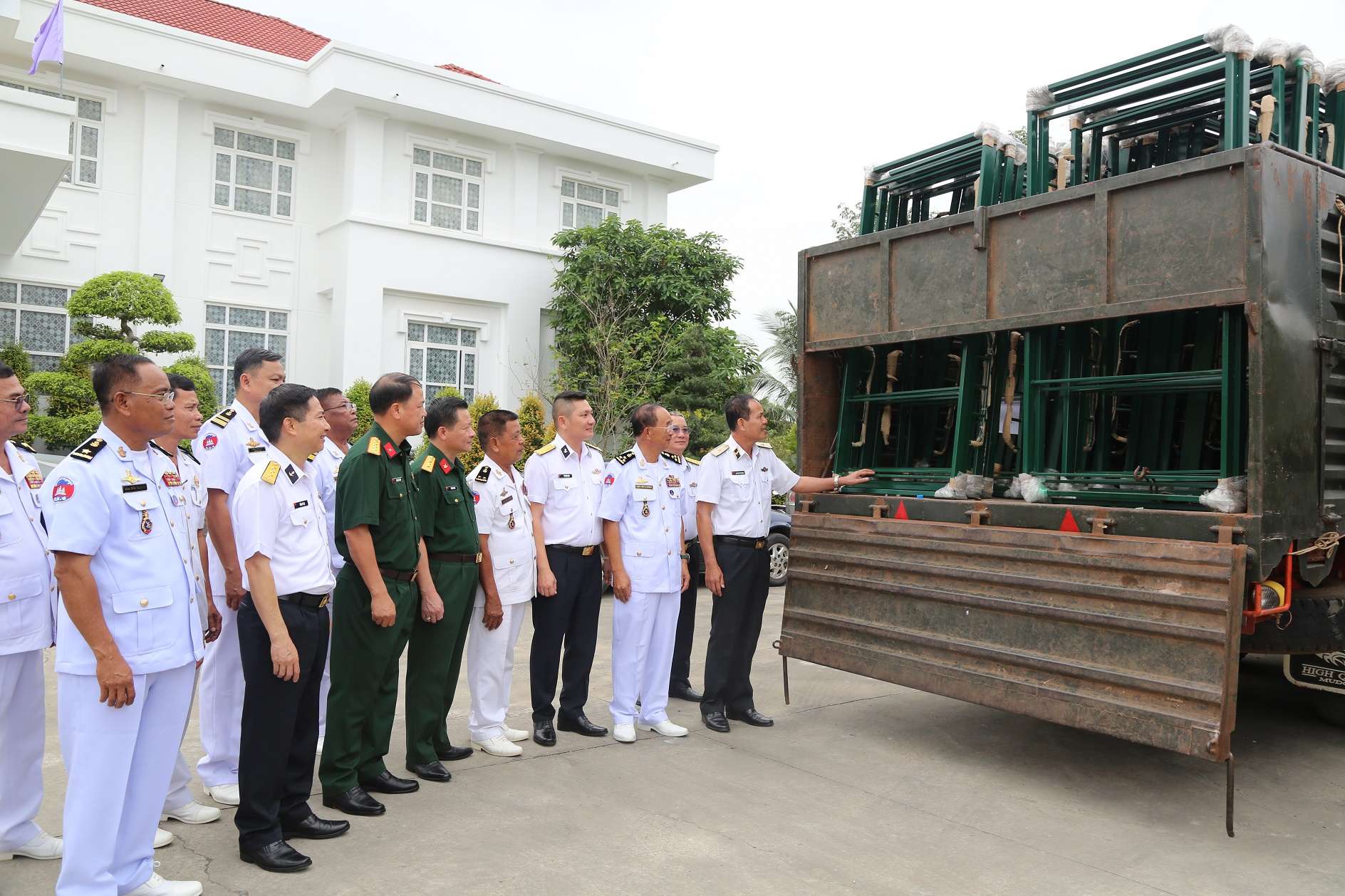 Hải quân Việt Nam bàn giao vật chất tặng Hải quân Cam-pu-chia