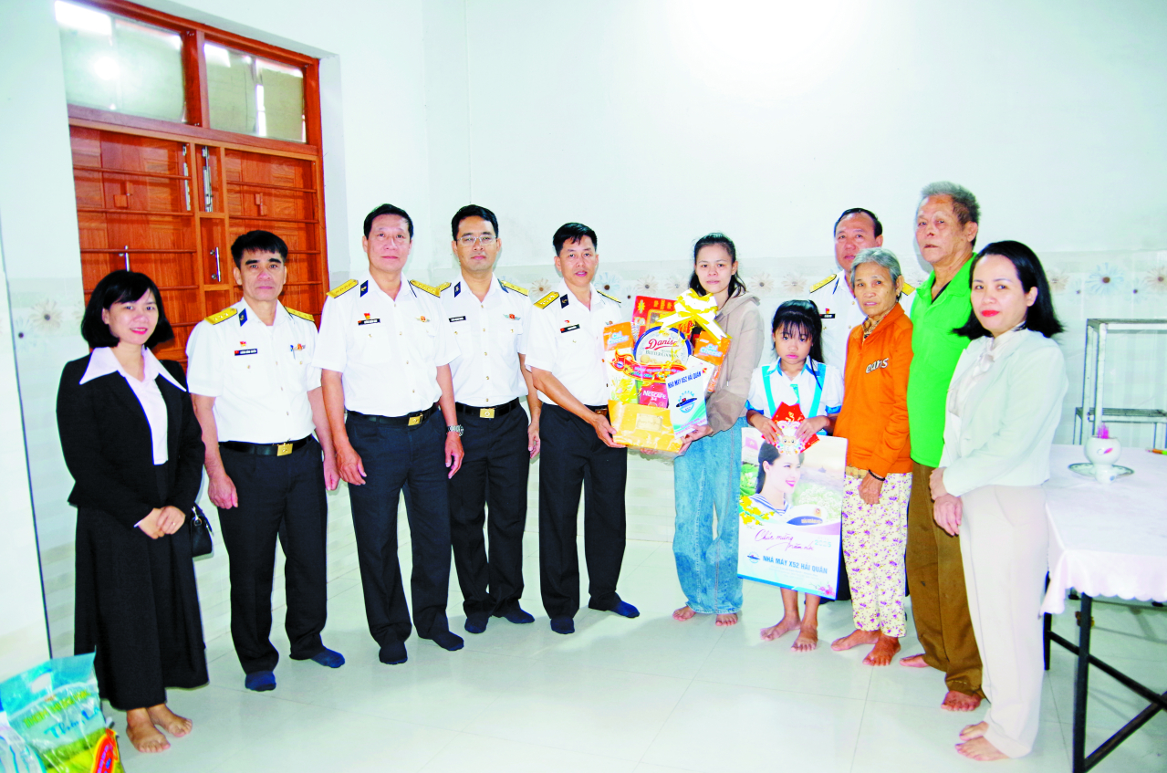 Phóng sự Ấm tình quân dân