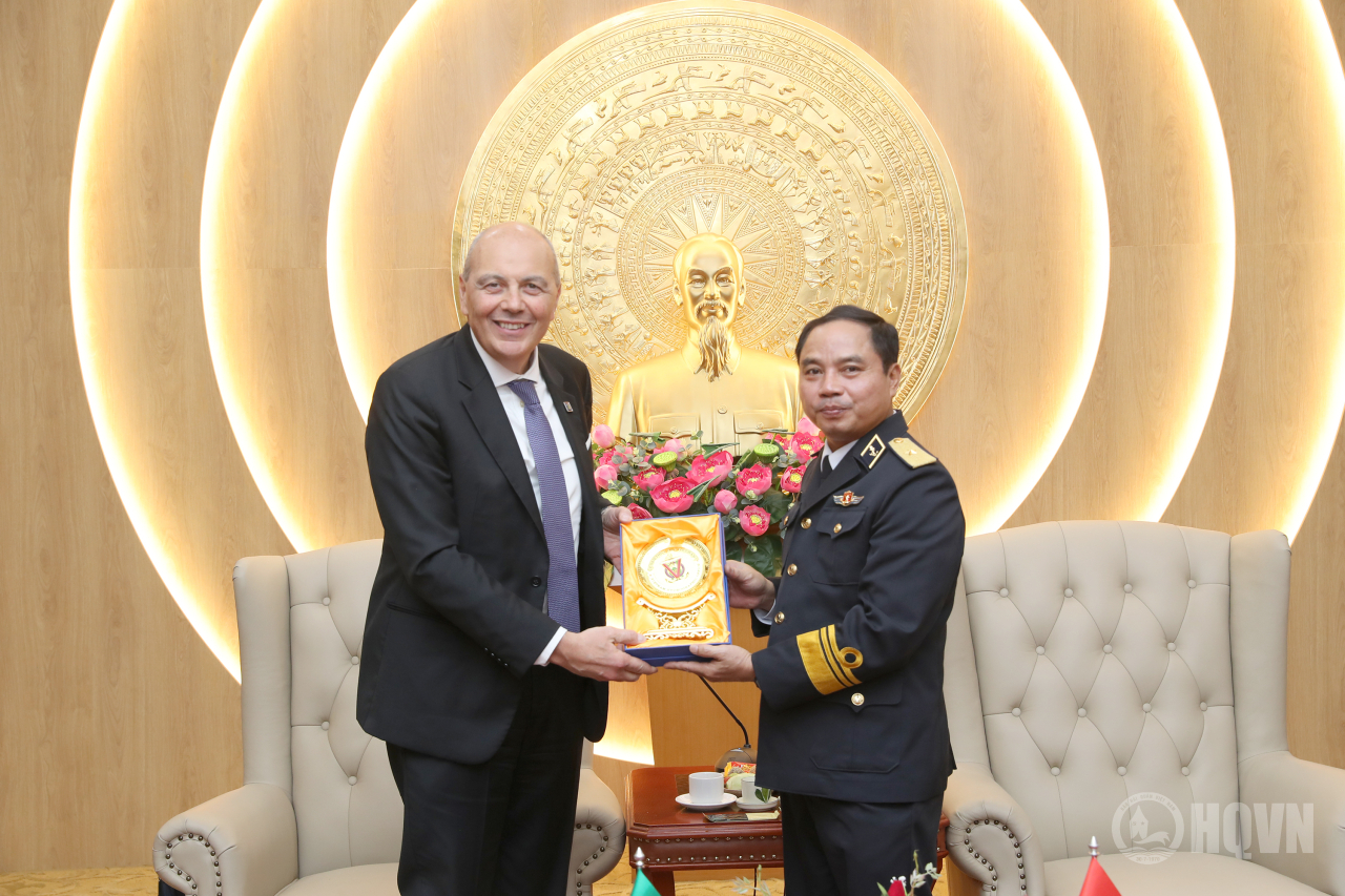 Chuẩn Đô đốc Nguyễn Văn Bách, Phó Tư lênh, Tham mưu trưởng Hải quân Việt Namtặng Chuẩn Đô đốc Luigi Sinapi Giám đốc Tổ chức Thủy đạc Quốc tế (IHO) quà lưu niệm (Ảnh: Duy Khánh)