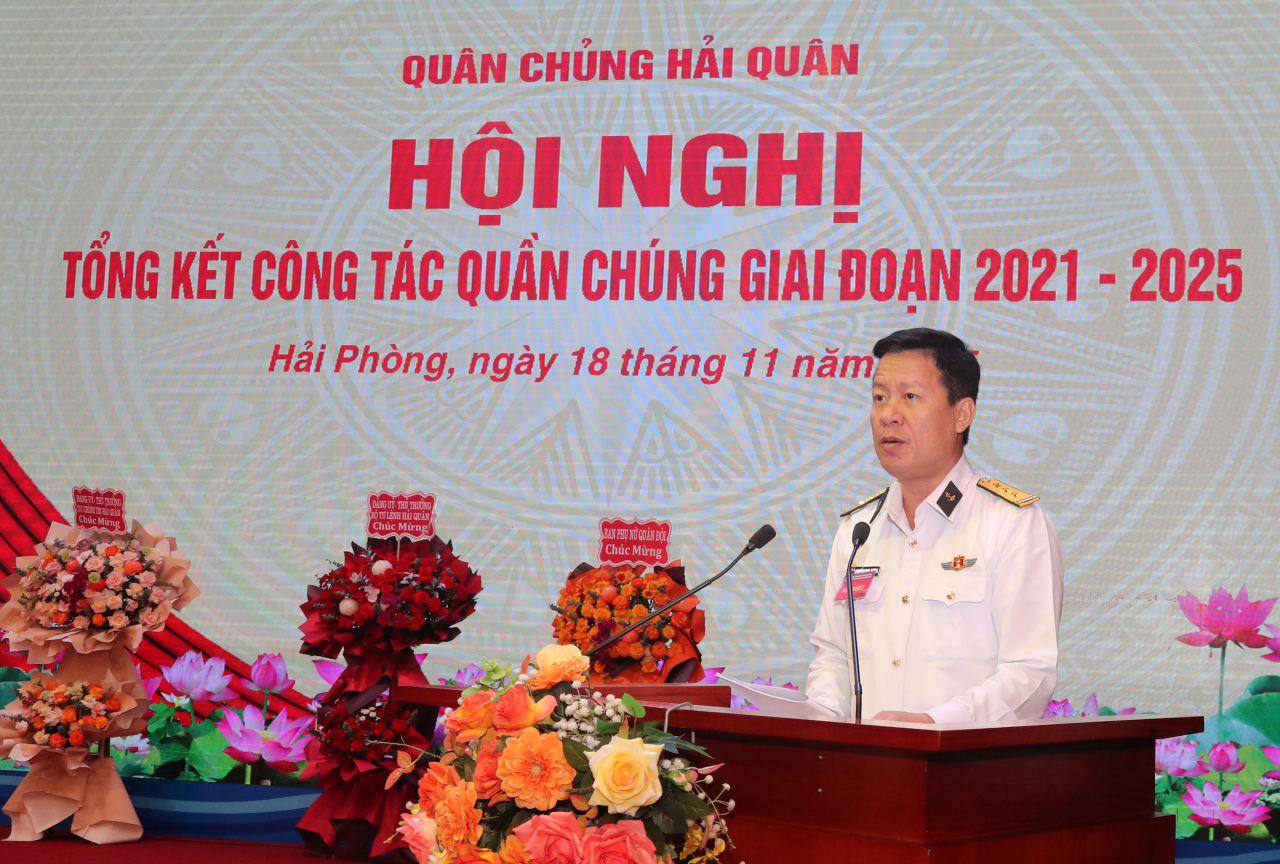 Thượng tá Nguyễn Ngọc Dương, Trưởng phòng Công tác quần chúng, Cục Chính trị trình bày báo cáo tổng kết công tác quần chúng Quân chủng Hải quân giai đoạn 2021 - 2025