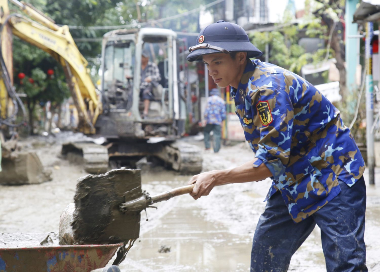 Lữ đoàn 83 cùng nhân dân Hội An khắc phục hậu quả mưa lũ