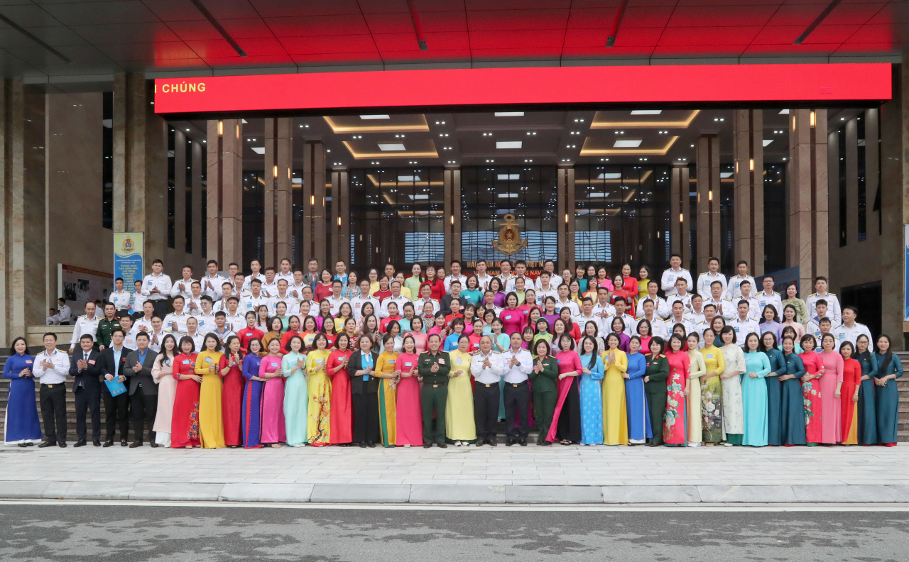 Các đại biểu dự hội nghị chụp ảnh lưu niệm