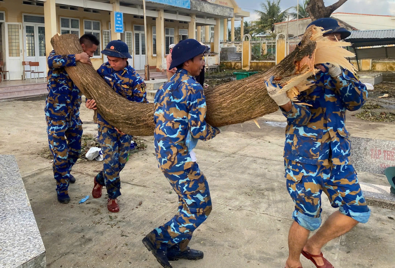 Bộ đội Hải quân giúp nhân dân Đà Nẵng khắc phục hậu quả bão số 13