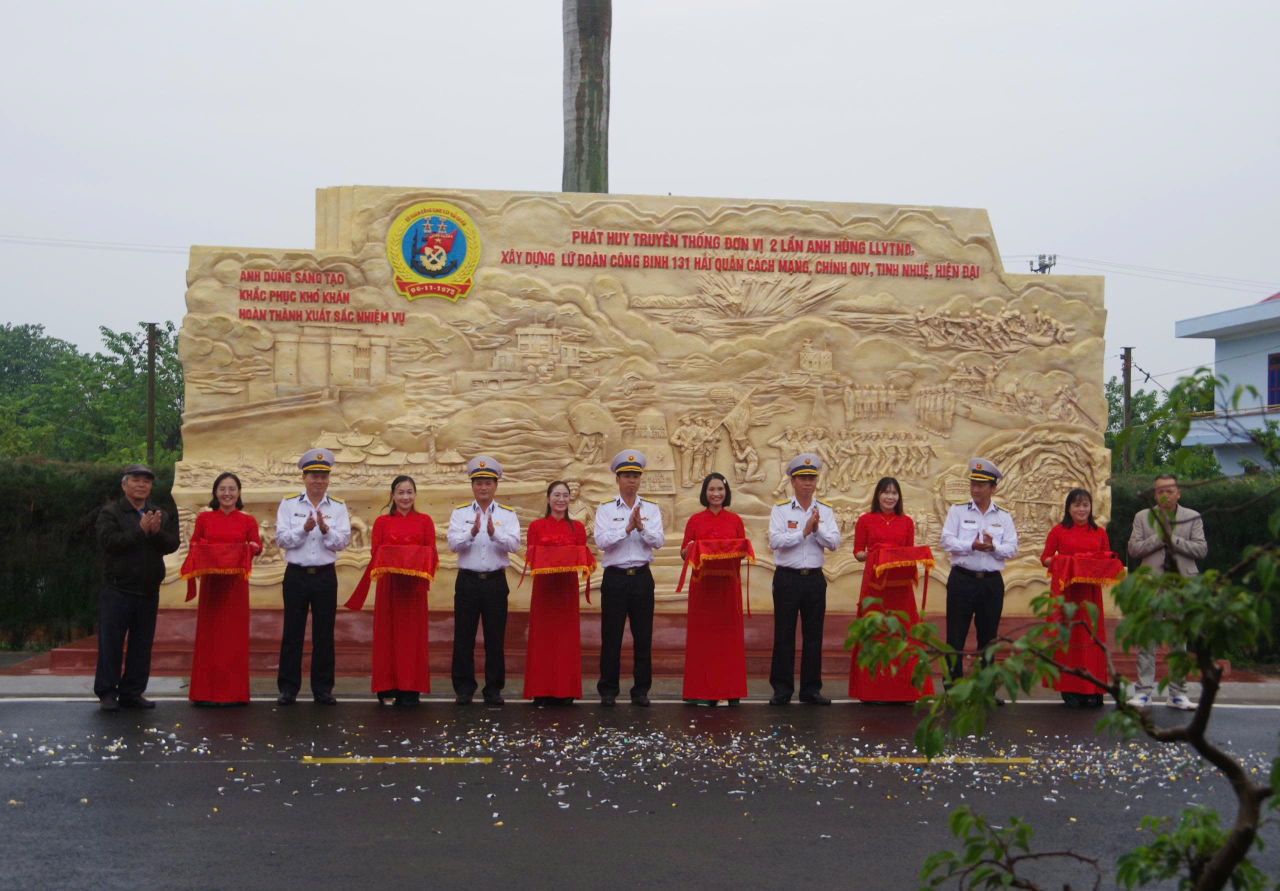 Lữ đoàn 131 khánh thành bức phù điêu truyền thống chào mừng Đại hội đại biểu lần thứ XIV của Đảng  và 50 năm  Ngày thành lập Lữ đoàn
