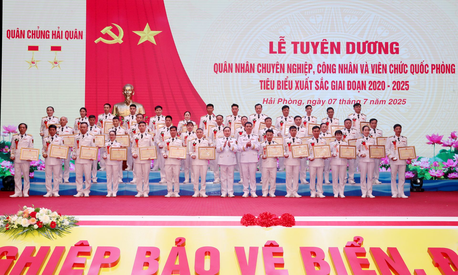 Quân nhân chuyên nghiệp tiêu biểu - Vinh quang từ trách nhiệm và cống hiến