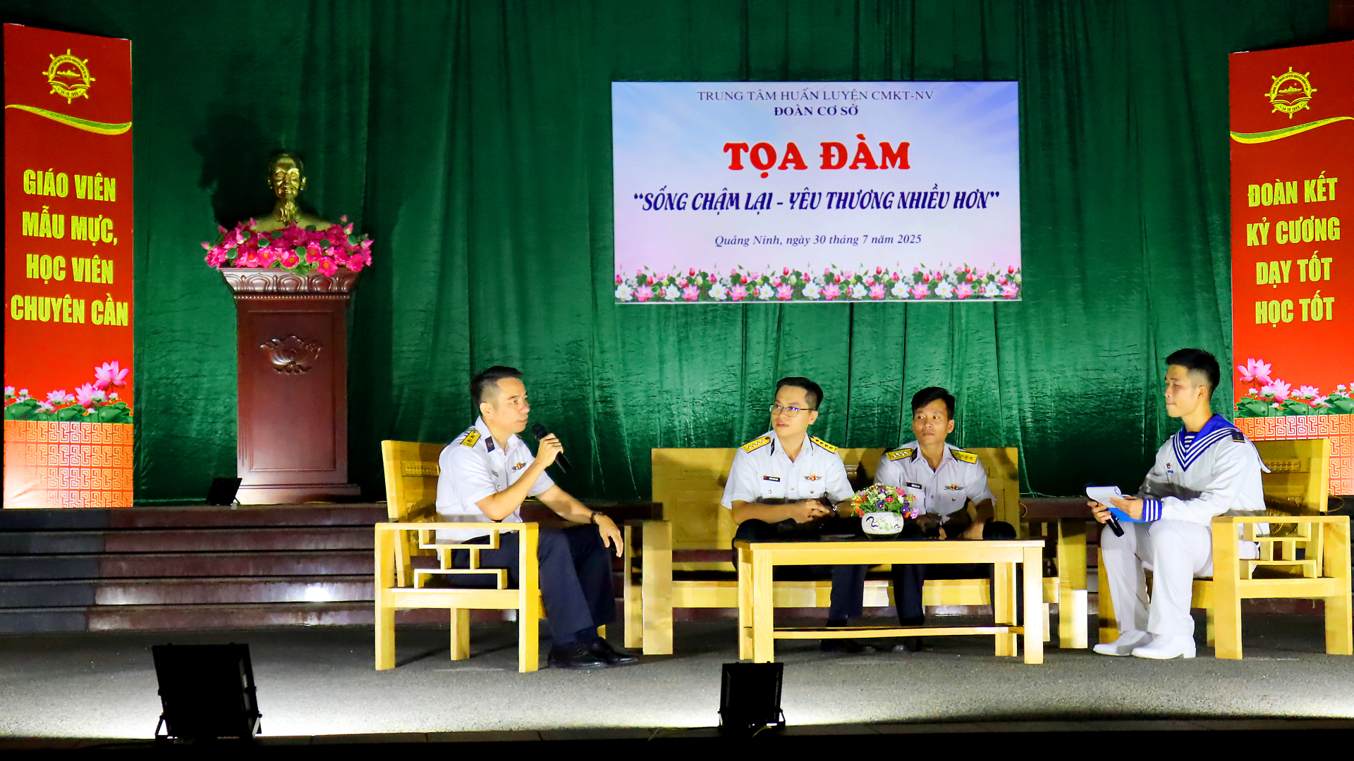 Tọa đàm thanh niên “Sống chậm lại – Yêu thương nhiều hơn”