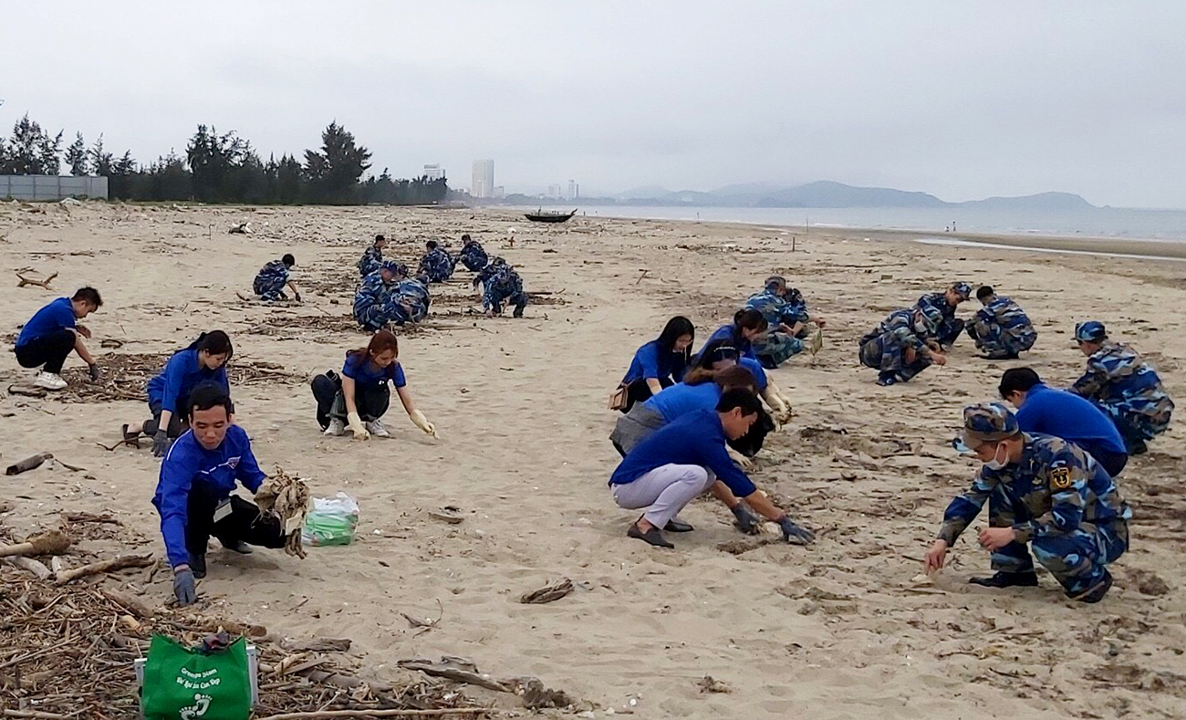Tuổi trẻ Hải đội 137 tham gia chiến dịch “Nhặt rác làm sạch biển ...