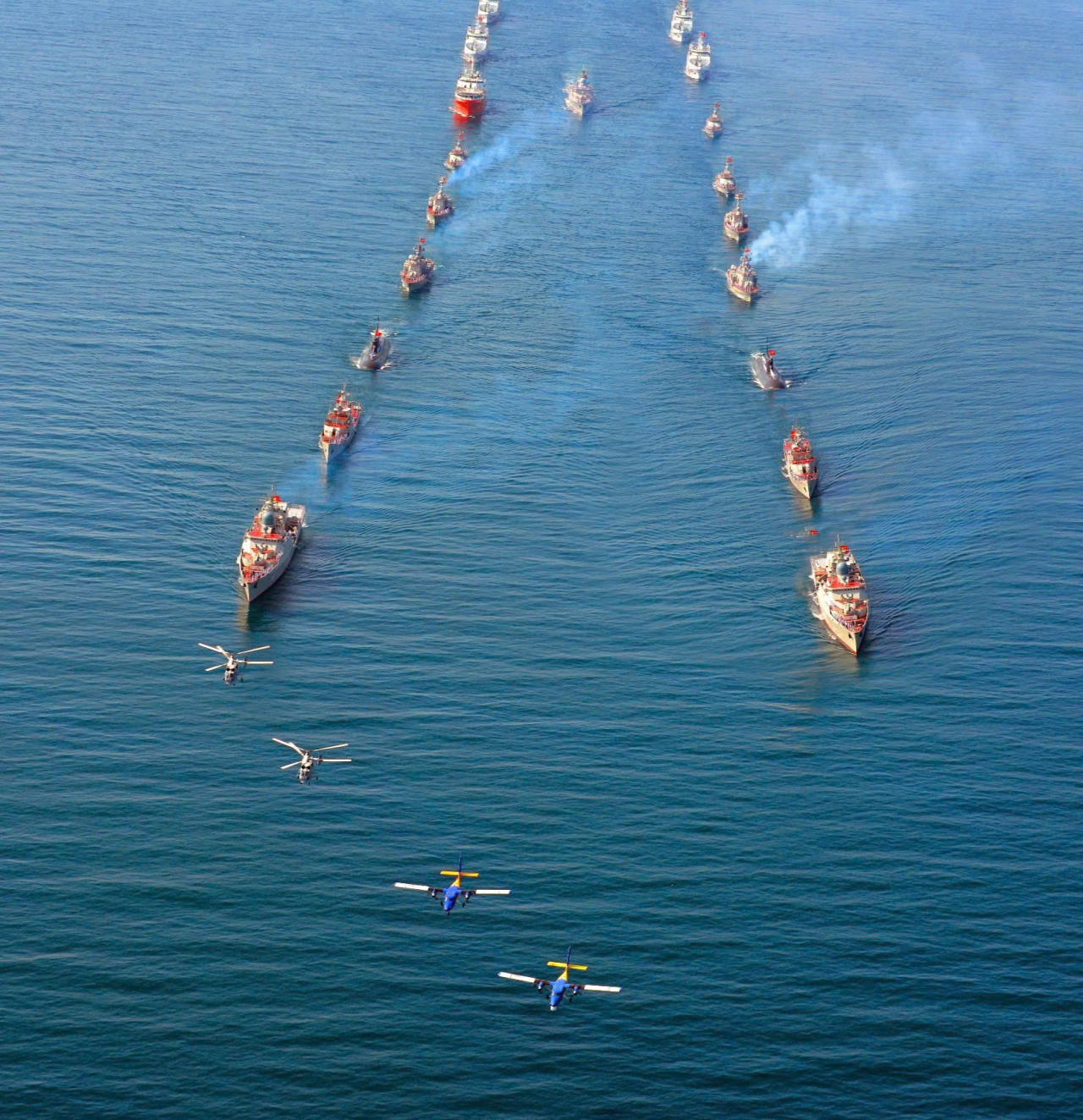 Đây là lần đầu tiên đơn vị tổ chức diễu binh trên biển với nhiều lực lượng tham gia, nhưng nhờ phương pháp huấn luyện khoa học, chu đáo, tính kỉ luật cao nên đã hoàn thành xuất sắc nhiệm vụ. Trong ảnh là đội hình hàng dọc trong Lễ diễu binh A80.
