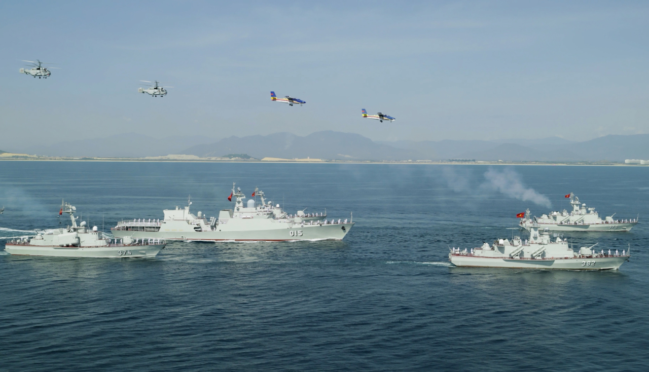 Thủy phi cơ DHC-6 và trực thăng săn ngầm K28 bay che đầu cho đội hình tàu mặt nước.