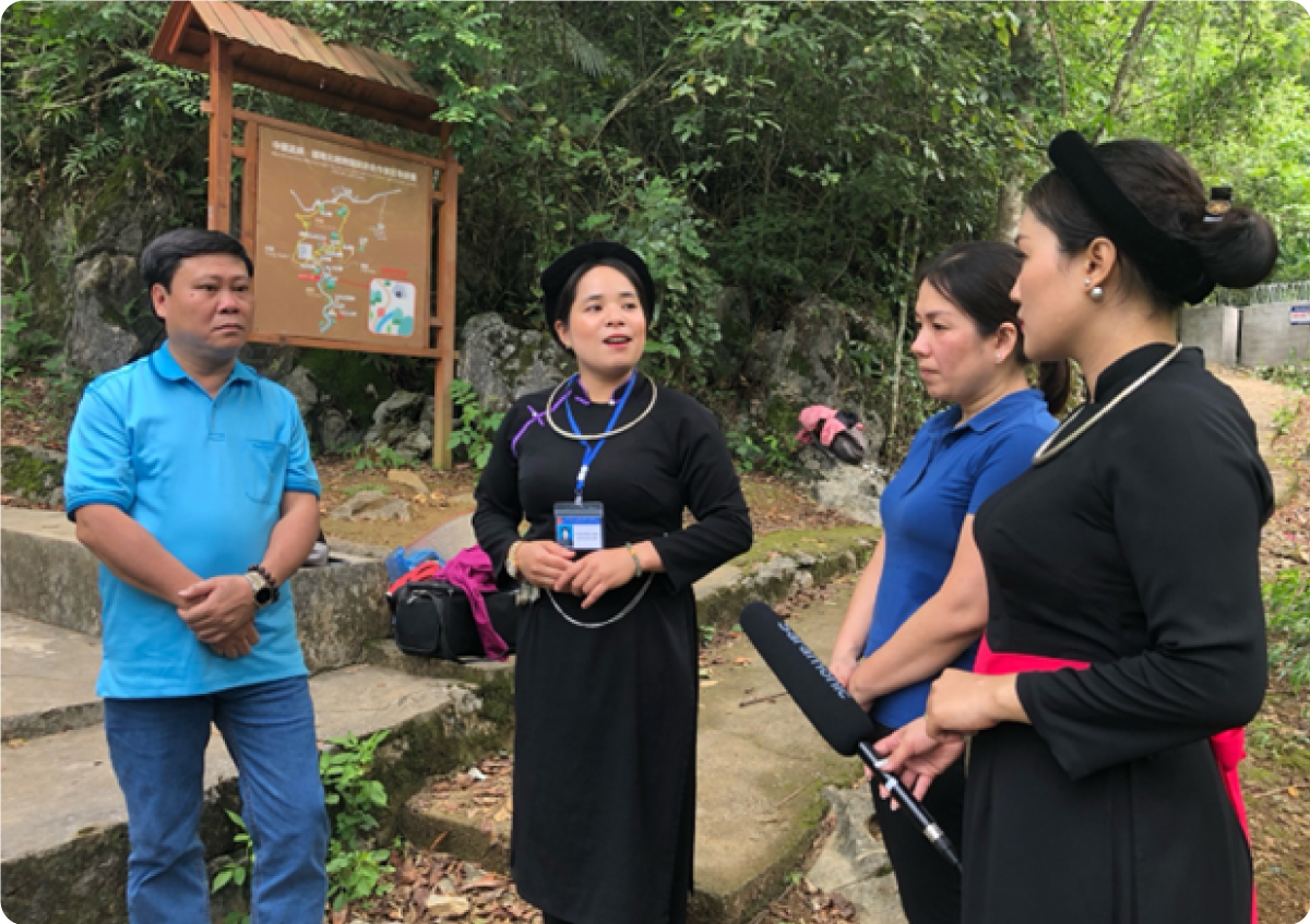 Chị Vi Thị Hồng Thoa, cháu ngoại của bà Hoàng Thị Khìn, lão thành cách mạng bản Pác Bó, hướng dẫn viên Khu di tích Quốc gia đặc biệt Pác Bó thuyết minh, kể lại những ngày Lãnh tụ Nguyễn Ái Quốc và cán bộ cách mạng trở về Tổ quốc ngày 28/1/1941 tại biên giới cột mốc 108 Pác Bó, xã Trường Hà