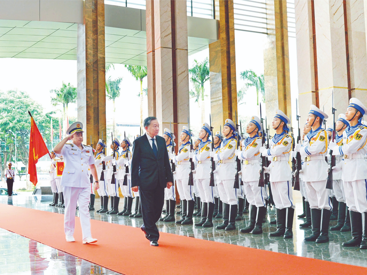 Chủ tịch nước Tô Lâm (nay là Tổng Bí thư), duyệt đội danh dự Hải quân nhân dân Việt Nam (tháng 6/2024). Ảnh: TRỌNG THIẾT