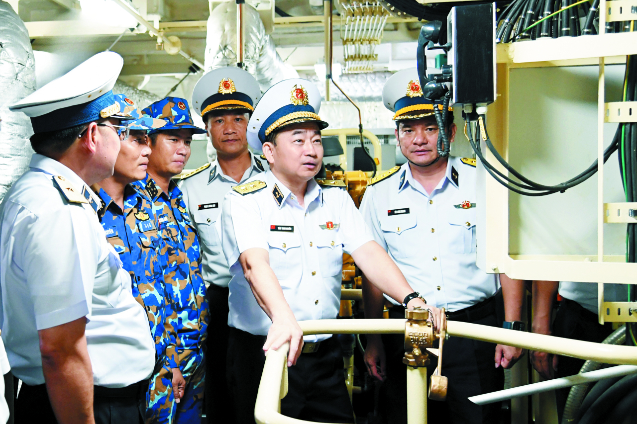 Phó Đô đốc Trần Thanh Nghiêm, Tư lệnh Hải quân kiểm tra Tàu 526, Hải đội 512, Lữ đoàn 127. Ảnh: VĂN ĐỊNH