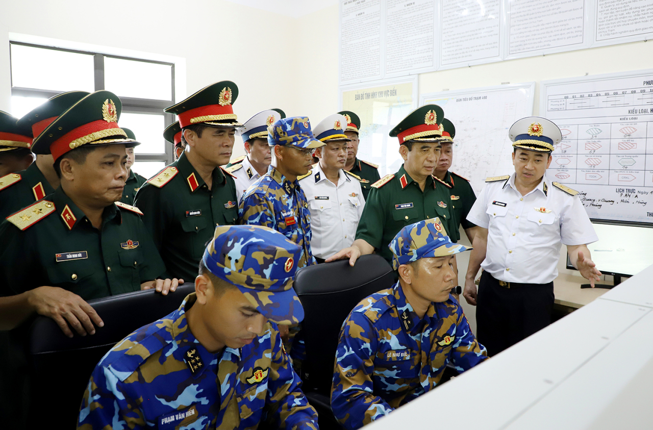 Bộ trưởng Bộ Quốc phòng và đoàn công tác đến thăm, kiểm tra Trạm ra đa 490. Ảnh: Đức Tuấn