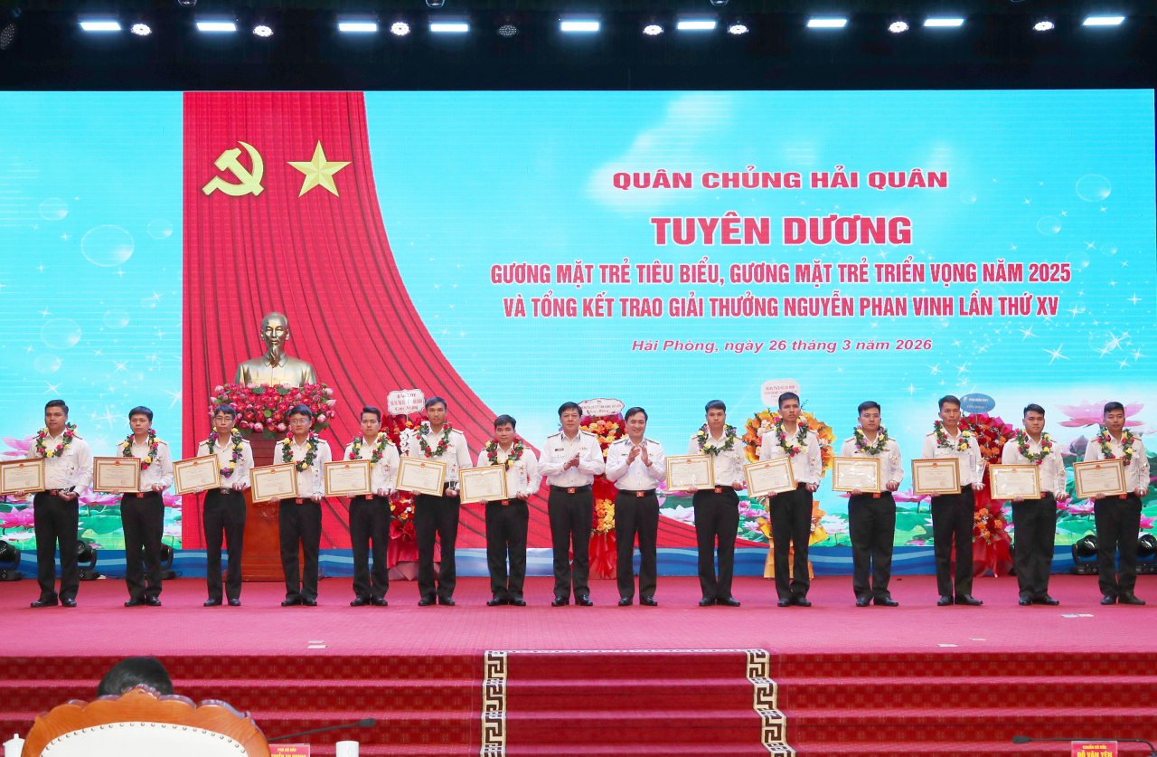 Chuẩn Đô đốc Phạm Minh Tuấn, Phó Tư lệnh Hải quân và Chuẩn Đô đốc Vũ Anh Tuấn, Chủ nhiệm Chính trị Hải quân trao thưởng cho các tác giả, đại diện nhóm tác giả đạt Giải A