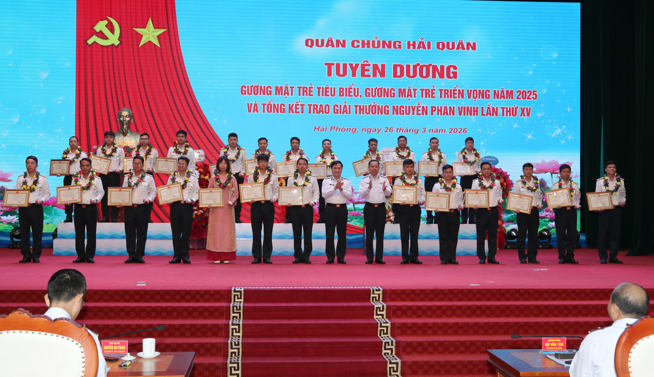 Thủ trưởng Cục Chính trị trao thưởng cho các tác giả, đại diện nhóm tác giả đạt Giải B