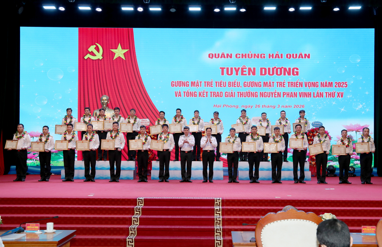 Thủ trưởng Bộ Tham mưu và Cục Hậu cần – Kỹ thuật trao thưởng cho các tác giả, đại diện nhóm tác giả đạt Giải C