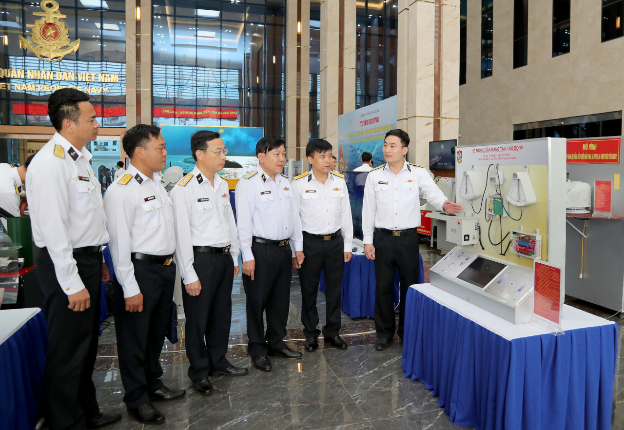 Các đại biểu tham quan mô hình, sáng kiến