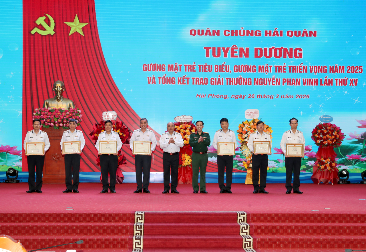 Chuẩn Đô đốc Đỗ Văn Yên và Đại tá Trần Hữu Dũng trao thưởng cho các tập thể có thành tích xuất sắc trong Giải thưởng Tuổi trẻ sáng tạo Nguyễn Phan Vinh lần thứ XV