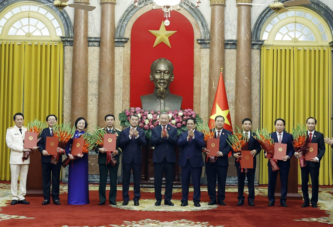 Tổng Bí thư, Chủ tịch nước Tô Lâm trao quyết định bổ nhiệm 6 Phó thủ tướng và Bộ trưởng Bộ Công an, Bộ trưởng Bộ Ngoại giao. Thủ tướng Lê Minh Hưng và nguyên Thủ tướng Phạm Minh Chính tặng hoa chúc mừng, ngày 8/4/2026