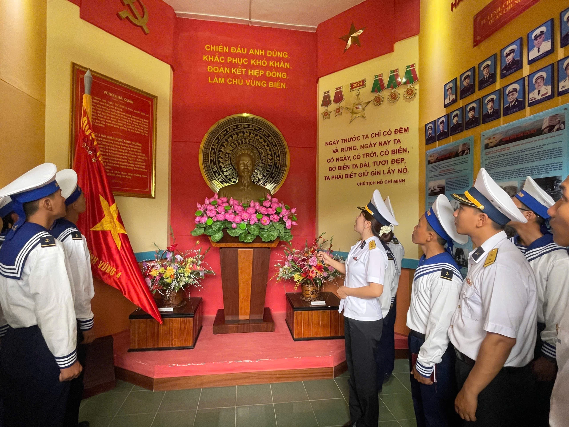 Quân chủng Hải quân luôn chú trọng công tác tuyên truyền, giáo dục truyền thống cho cán bộ, chiến sĩ. Ảnh: HQVN
