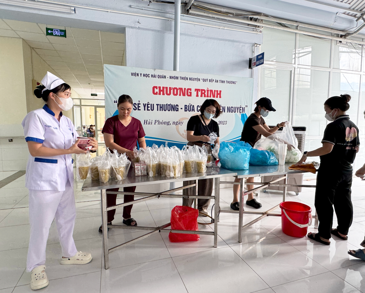 "San sẻ yêu thương - Bữa cháo thiện nguyện" ở Viện Y học Hải quân