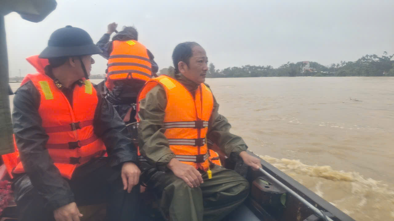 VIDEO: BỘ ĐỘI HẢI QUÂN GIÚP DÂN KHẮC PHỤC HẬU QUẢ MƯA LŨ