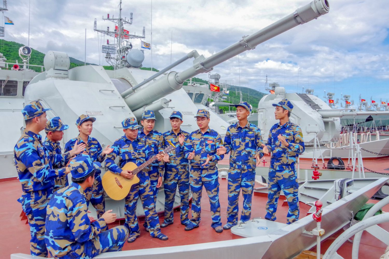 Phút giải lao sau giờ huấn luyện của cán bộ, chiến sĩ Vùng 3