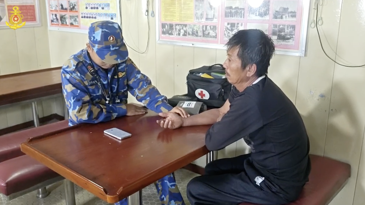 Vùng 5 Hải quân kịp thời cứu vớt 2 thuyền viên trên biển