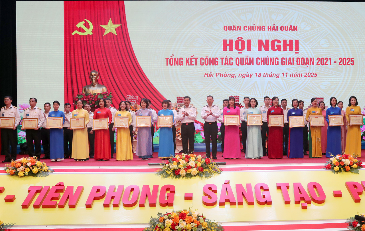 Thủ trưởng Cục Chính trị Hải quân trao Bằng khen tặng các tập thể