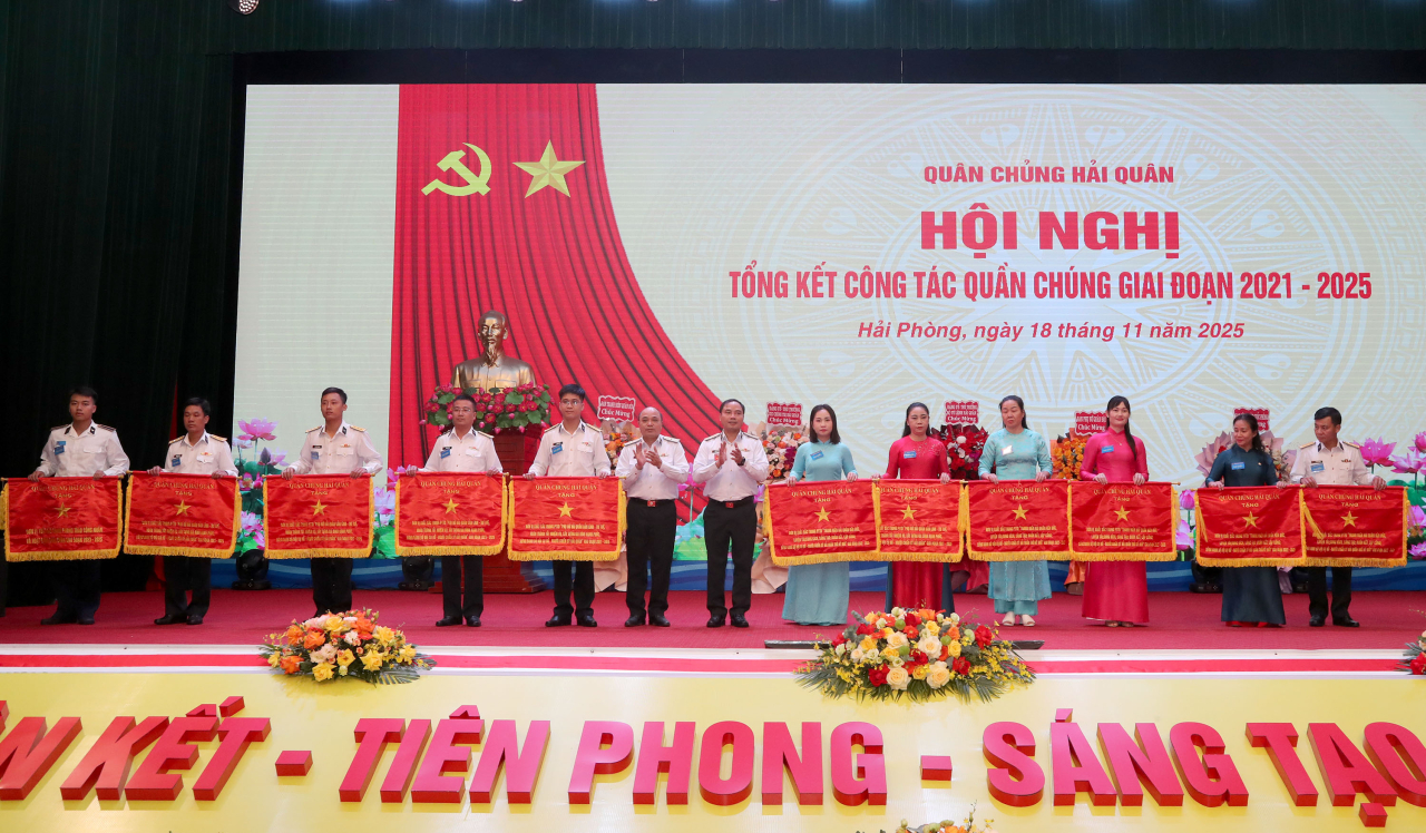 Chuẩn Đô đốc Đỗ Văn Yên và Chuẩn Đô đốc Nguyễn Văn Bách trao Cờ thi đua tặng các tập thể