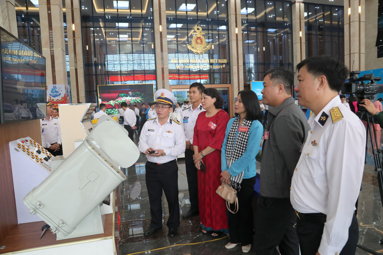 Các đại biểu tham quan sáng kiến, cải tiến kỹ thuật