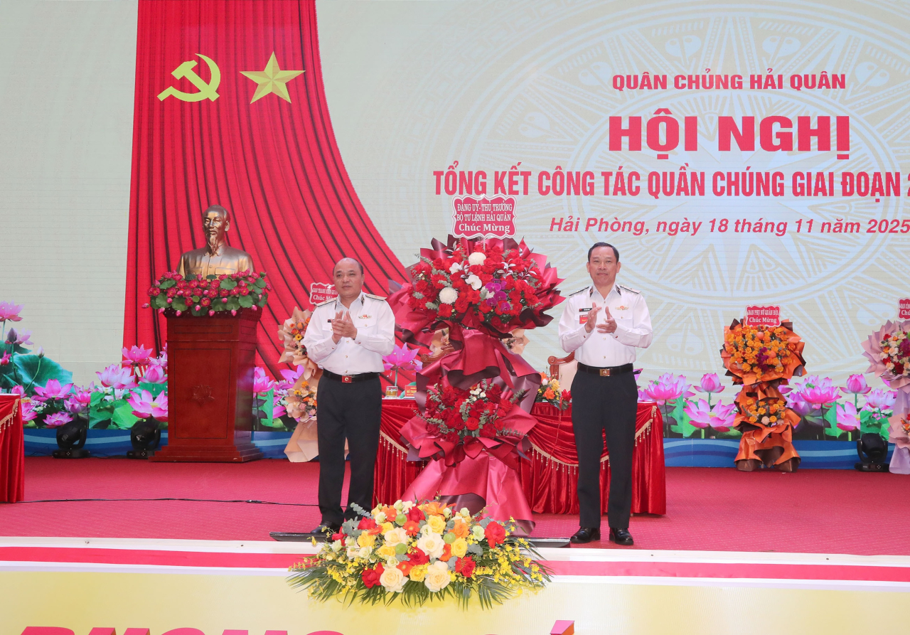 Thủ trưởng Bộ Tư lệnh Quân chủng tặng hoa chúc mừng hội nghị