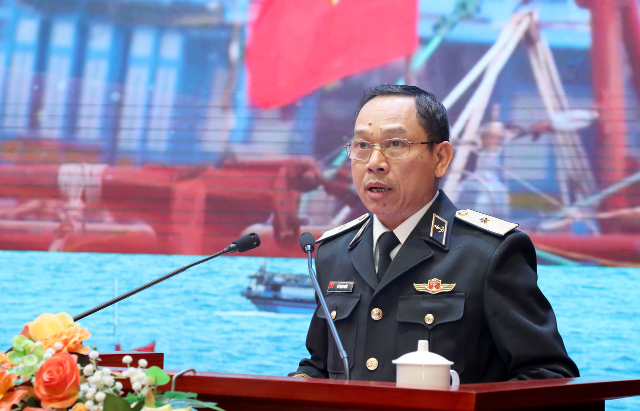 Chuẩn Đô đốc Hồ Thanh Hoàn trình bày báo cáo trung tâm