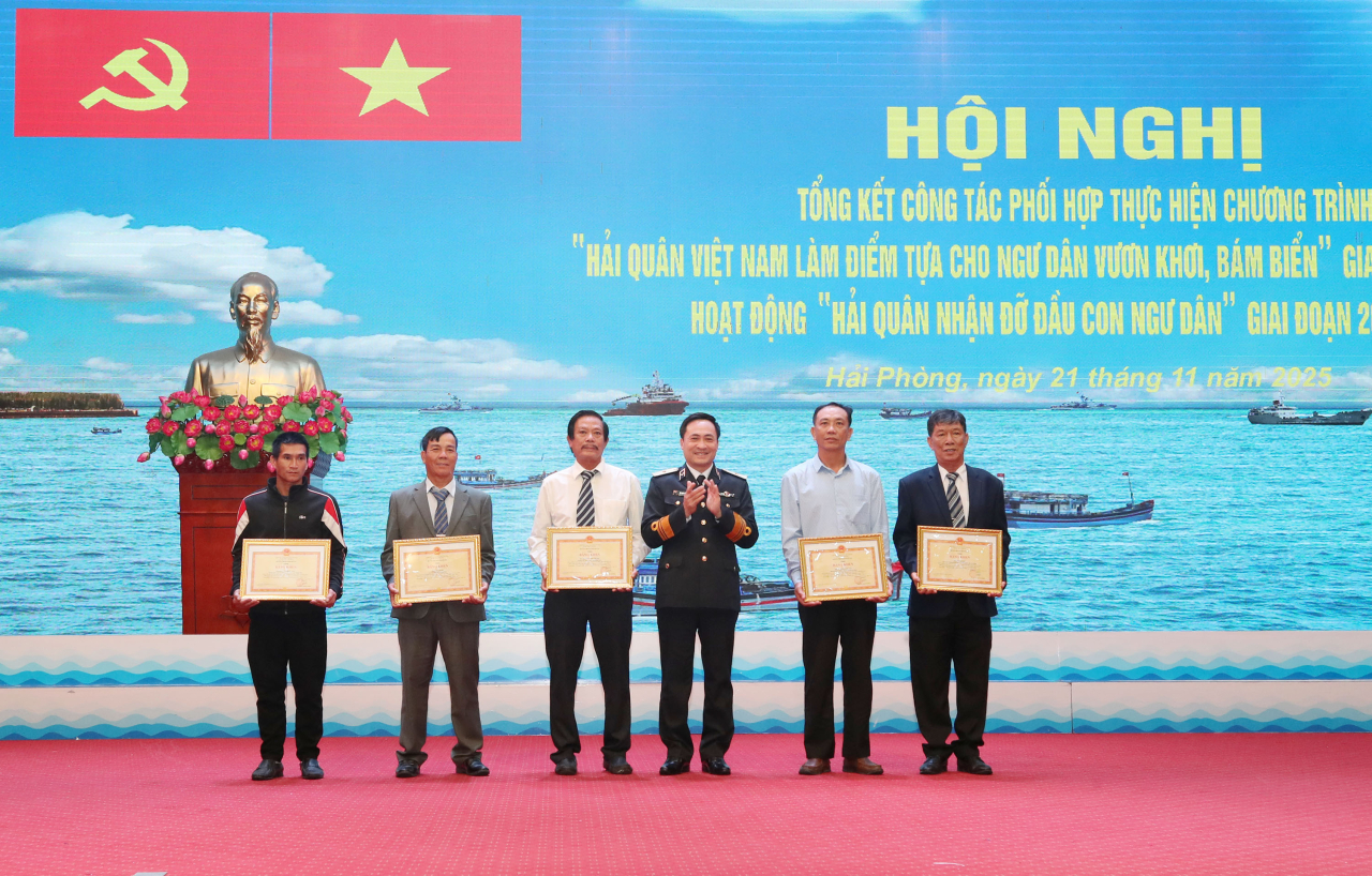 Thủ trưởng Cục Chính trị Hải quân trao Bằng khen cho các ngư dân
