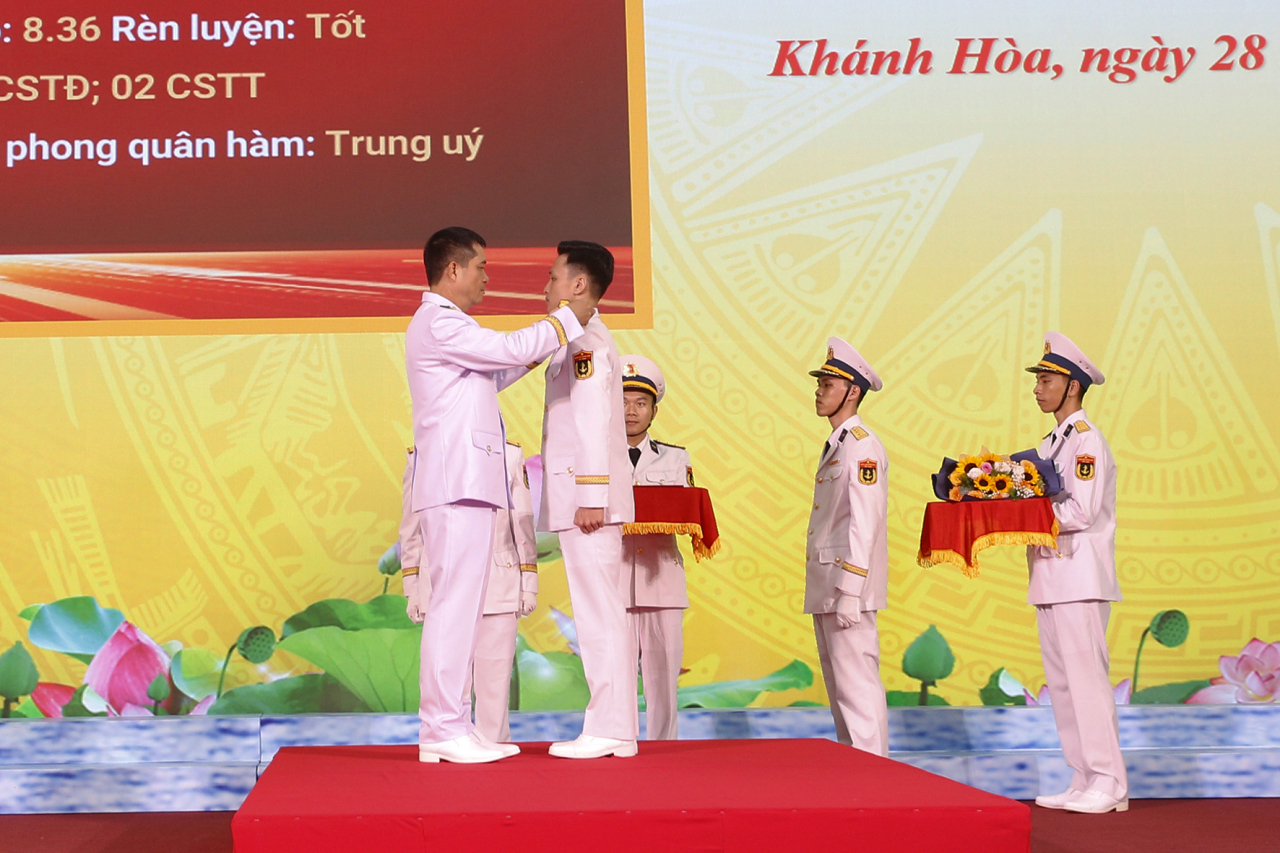 Phó Đô đốc Nguyễn An Phong, Chính uỷ Quân chủng Hải quân gắn quân hàm sĩ quan học viên tốt nghiệp thủ khoa.