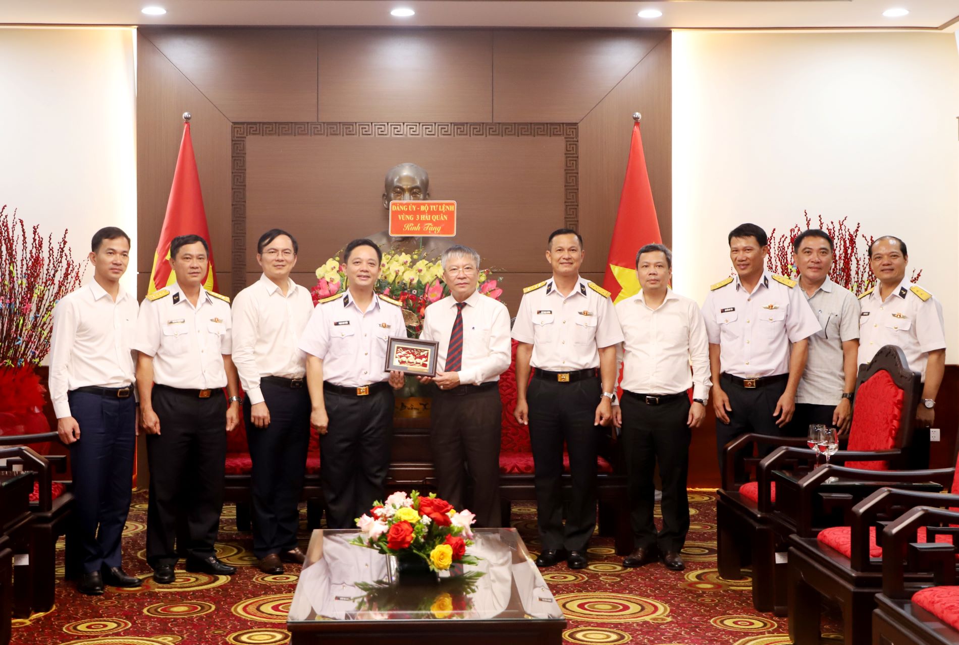 Đoàn công tác Vùng 3 thăm, làm việc với Thành uỷ Đà Nẵng