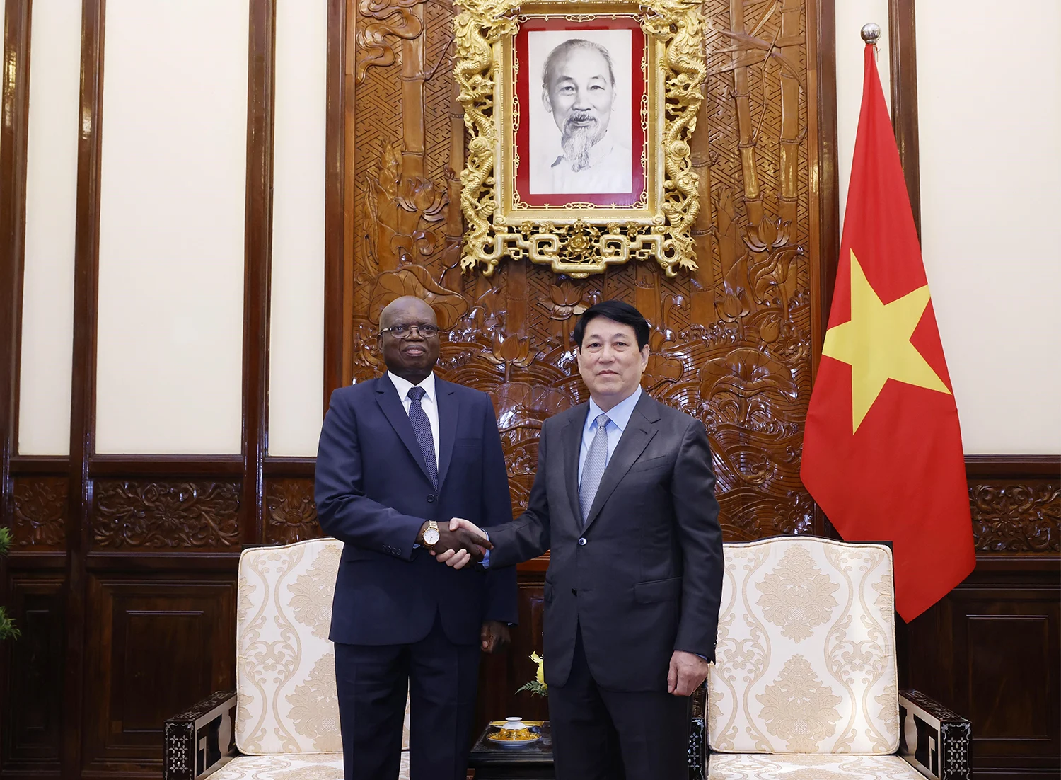 Chủ tịch nước Lương Cường tiếp Đại sứ Angola Fernando Miguel đến trình Quốc thư, nhận nhiệm vụ tại Việt Nam, ngày 24/4/2025. (Ảnh: TTXVN)