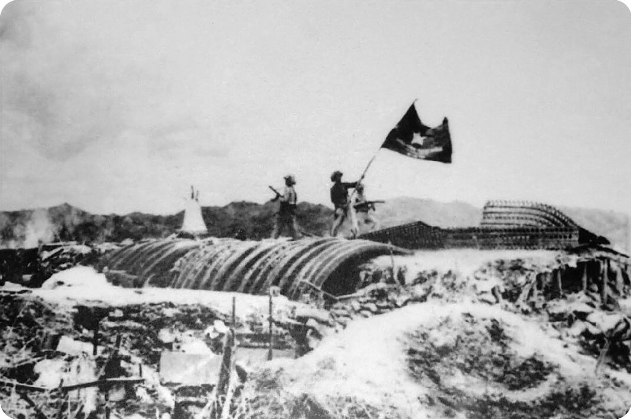 Ngày 7/5/1954, toàn bộ Tập đoàn cứ điểm của địch ở Điện Biên Phủ bị tiêu diệt. Lá cờ “Quyết chiến, Quyết thắng” của Quân đội nhân dân Việt Nam tung bay trên nóc hầm tướng De Castries, kết thúc cuộc kháng chiến chống thực dân Pháp oanh liệt, đầy hy sinh, gian khổ kéo dài suốt 9 năm. Ảnh tư liệu