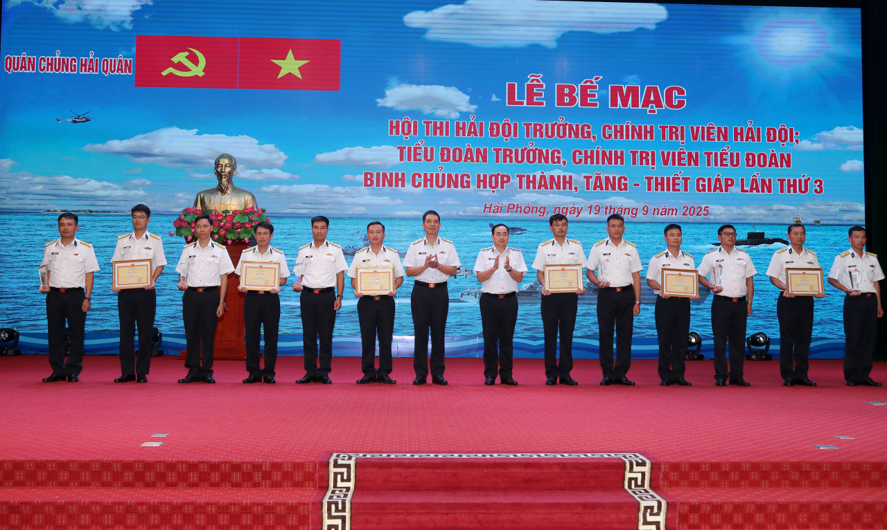 Thủ trưởng Bộ Tư lệnh Hải quân trao thưởng cho các thí sinh đạt giải cao tại hội thi