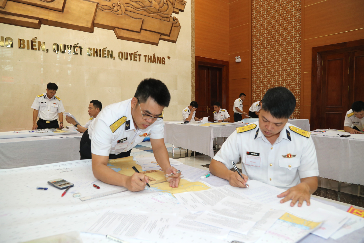 Thí sinh thi thực hành tác nghiệp trên hải đồ