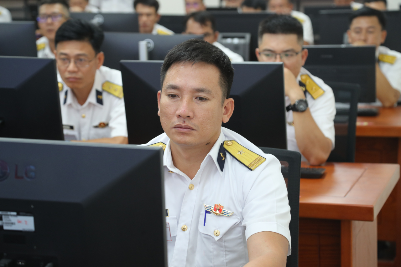 Thí sinh thi trắc nghiệm trên máy tính