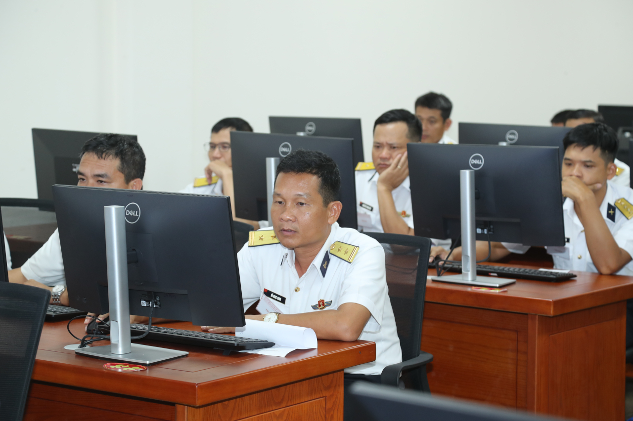 Thí sinh thi trắc nghiệm trên máy tính
