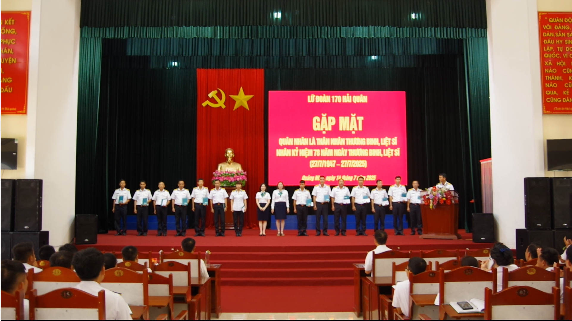 Đại diện ngân hàng BIDV chi nhánh Hạ Long tặng quà gia đình thương binh, liệt sĩ