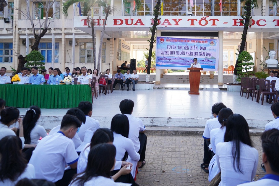 Lữ đoàn 175 thông tin về biển, đảo, thu hút nguồn nhân lực tại trường THPT Phan Ngọc Hiển