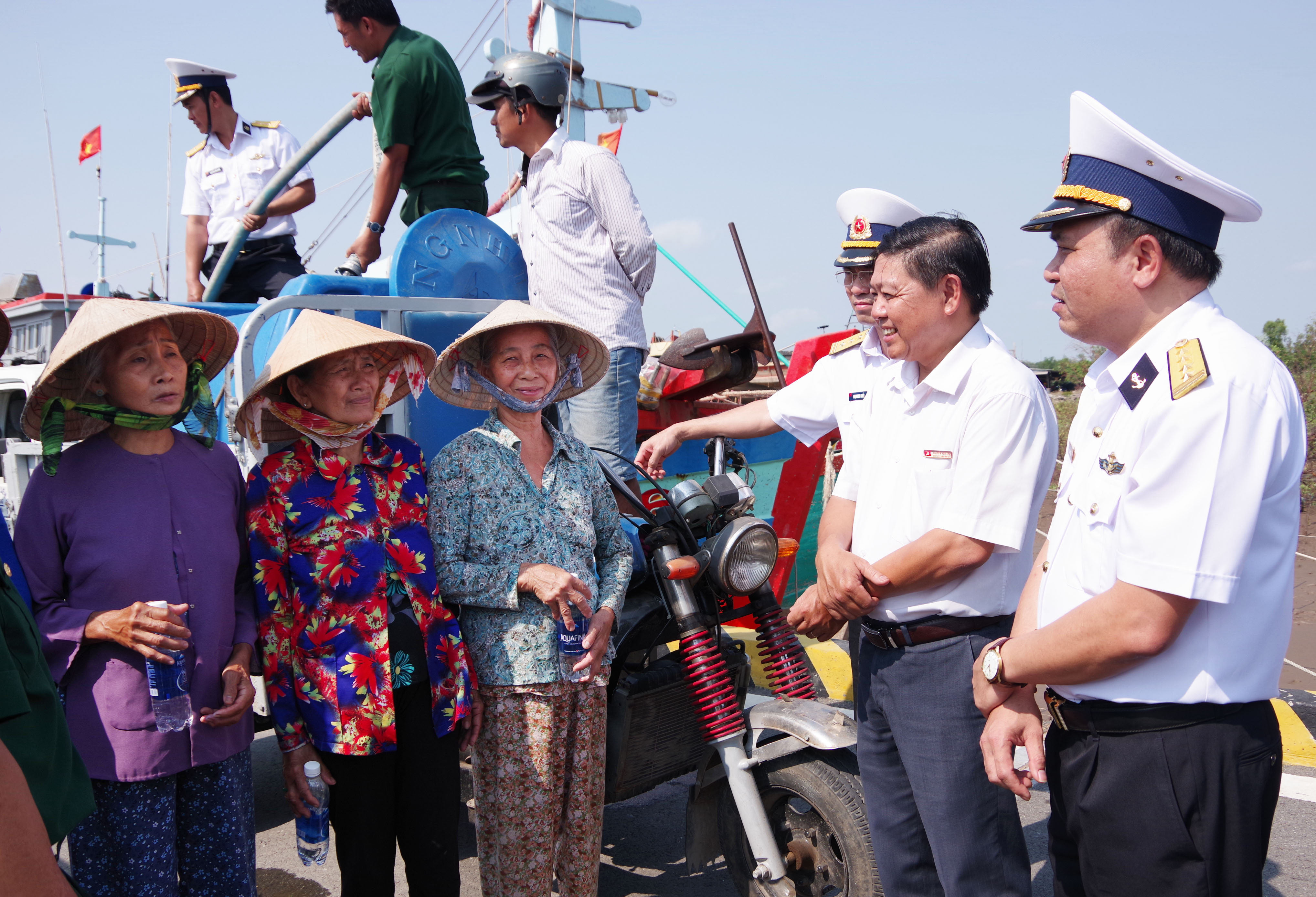 Bộ tư lệnh Vùng 2 Hải quân cung cấp nước ngọt giúp nhân dân vùng nhiễm mặn tỉnh Bến Tre